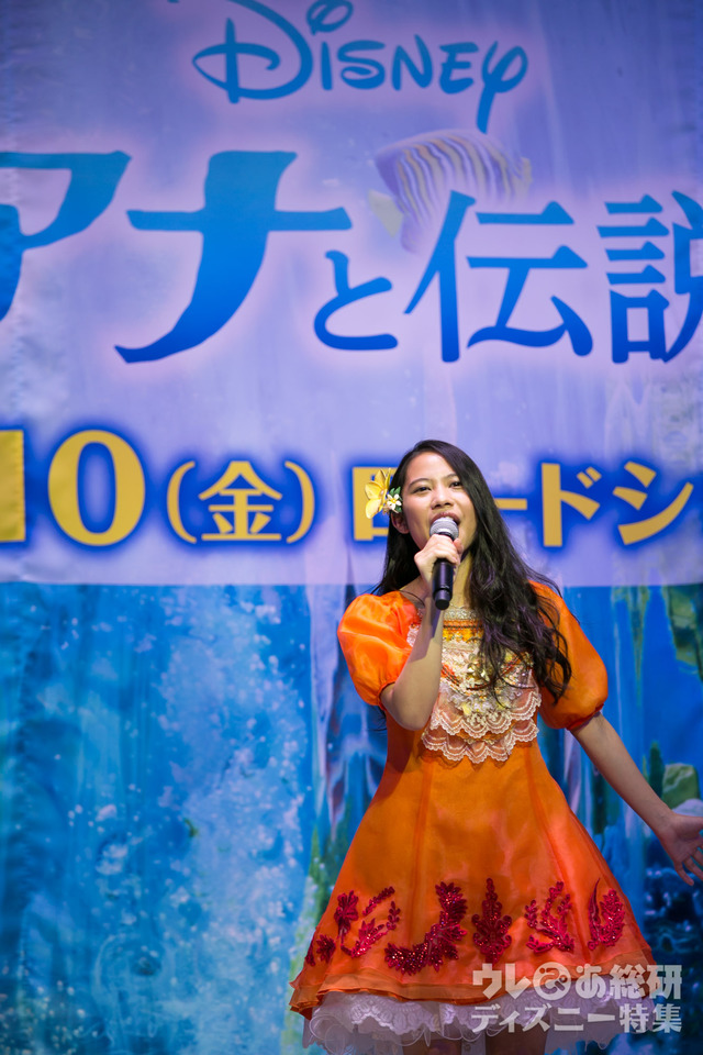 『モアナと伝説の海』監督来日イベントで、主題歌「どこまでも ~How Far I’ll Go~」を歌う屋比久知奈さん