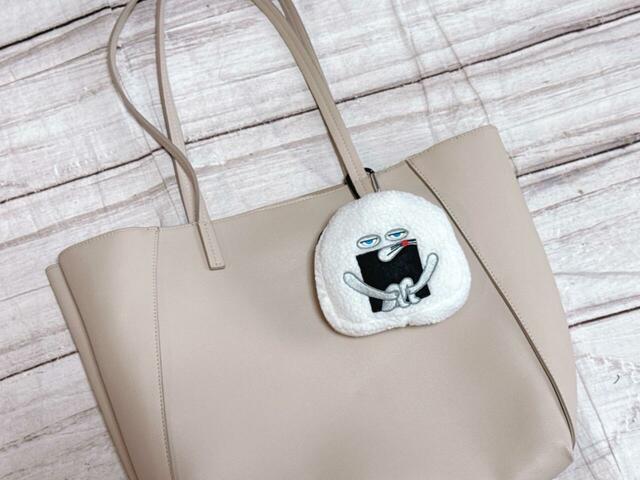 使わないときは、おにぎりぼうやのポーチ部分に収納すれば、かわいいぬいぐるみチャームに早変わり!