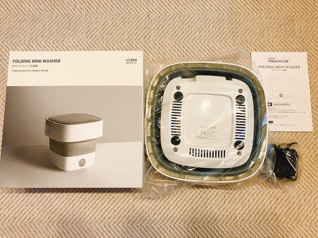 【3COINS　折りたたみミニ洗濯機】本体、蓋、取扱説明書兼保証書、ACアダプター（約1.5m）がセットになっています