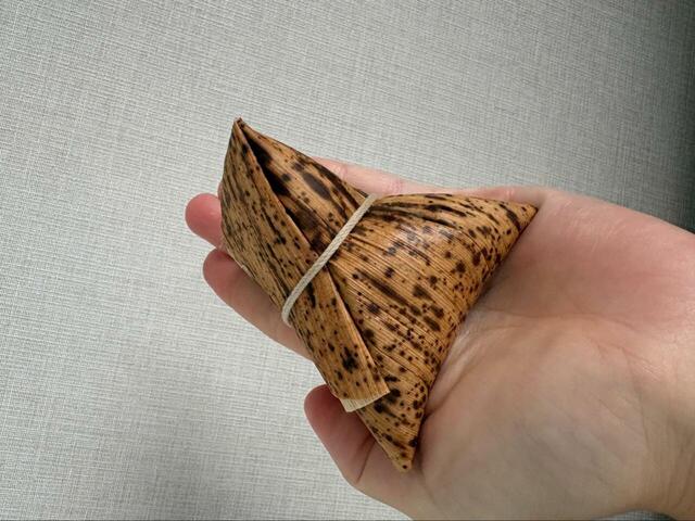 【コストコ 米久 中華ちまき】手のひらにすっぽり収まるサイズ感で、ずっしりとした重みから中身のボリュームが伝わってきます◎