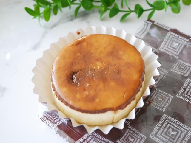 表面は香ばしく焼き上げていて、中は滑らかな食感。紀ノ国屋　バスク風チーズケーキ