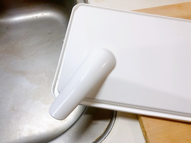 【ニトリ 水切り(2段スリム PP-2S ホワイト)】排水ドレンは360度回転します