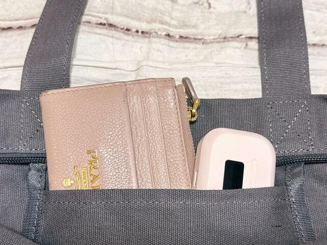 ポケットには財布代わりのフラグメントケースとイヤホンをイン!