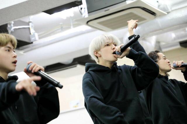 テンションをあげつつも、真剣な眼差しのTAKERU、ISOZAKI TSUBASA、MIZUKI