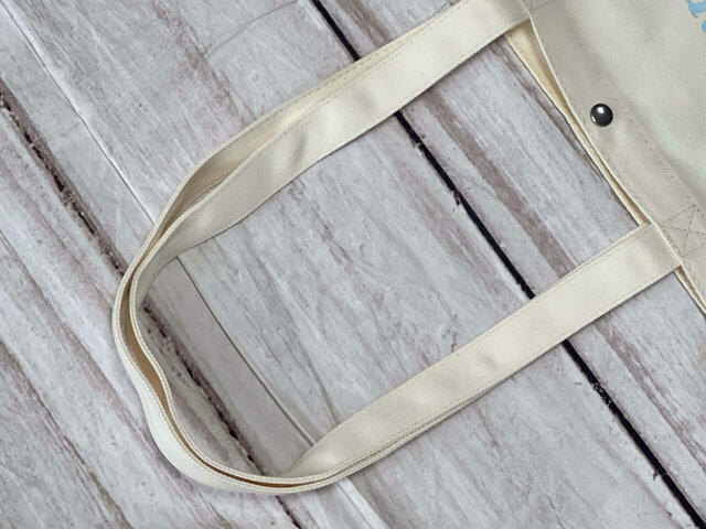 持ち手は長めなため、肩がけがラクラクできてGood！