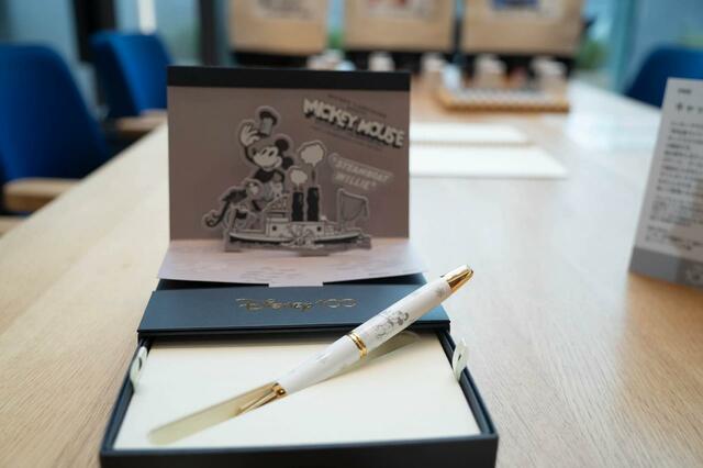 キャップレス万年筆｜57,200円｜銀座 伊東屋「ディズニー100周年」グッズ
