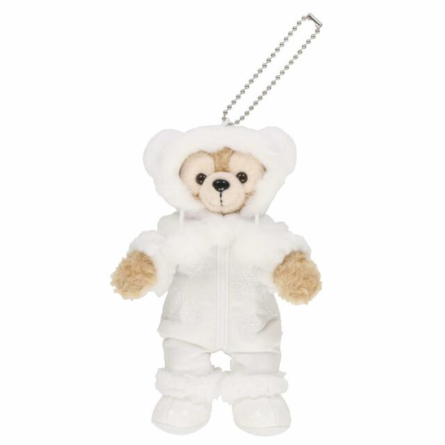 ぬいぐるみバッジ 2,600円｜東京ディズニーリゾート「ダッフィー＆フレンズのホワイト・ウィンタータイム・ワンダーズ」スペシャルグッズ｜販売店舗：東京ディズニーシー「マクダックス・デパートメントストア」｜発売日：2023年11月1日（水）