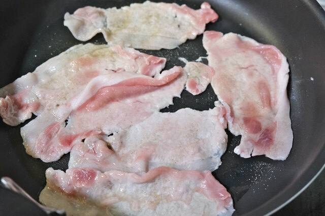 アヲハタ Spoon Free りんごを使った「りんごのポークソテー」1．フライパンに油をひき熱し、塩・こしょうをした豚ロース肉を焼きます
