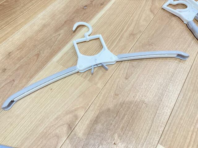 【カインズ ワンタッチ7連スライドハンガー ホワイト】ハンガー一個一個を取り外すことができる