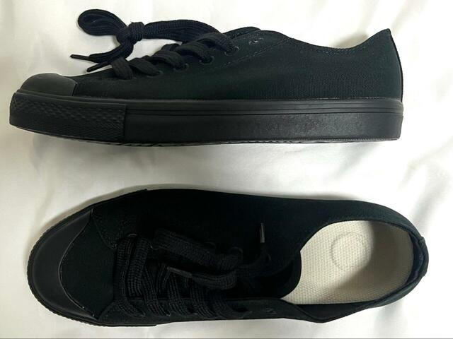 【無印良品 疲れにくい撥水スニーカー】靴底の素材はゴムで凹凸もあるので、実際に歩いてみても滑りにくく感じました