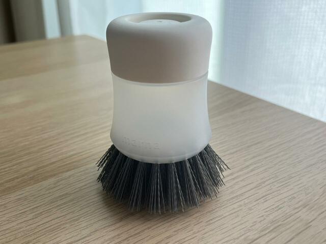 【マーナ　抗菌 キッチンブラシ】水や泡がついても滑りにくい構造
