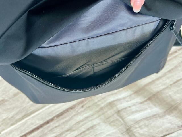 フロント下部のポケットの内側にも、仕切り付きポケットが2つついています