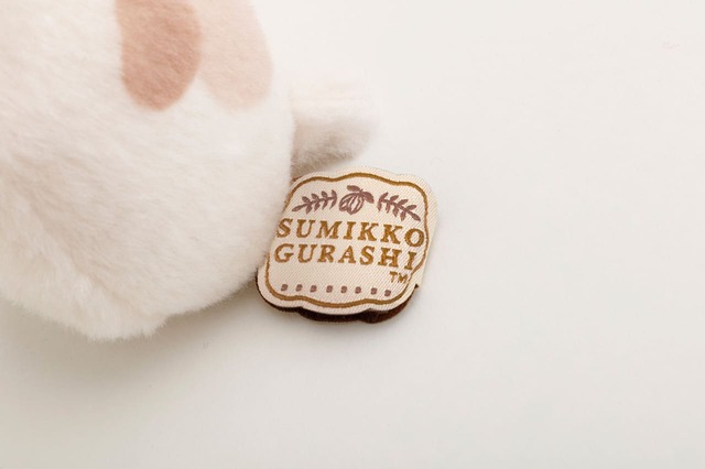 【すみっコぐらし】「チョコレートすみっコてのりぬいぐるみ」「あつめてぬいぐるみ」「スーパーもーちもち抱きぐるみ」にはブランドロゴ風の織りネームつき♪