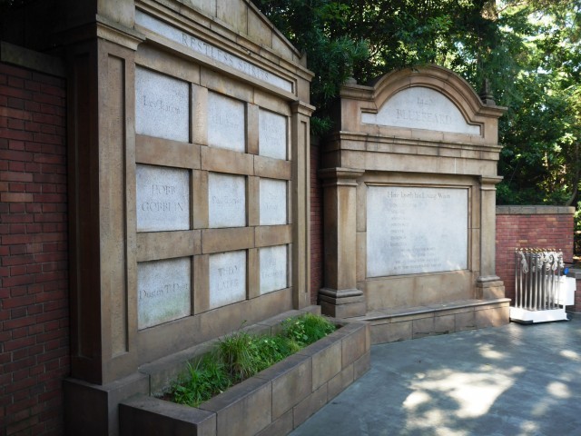 アトラクション出口左側にある墓石。 