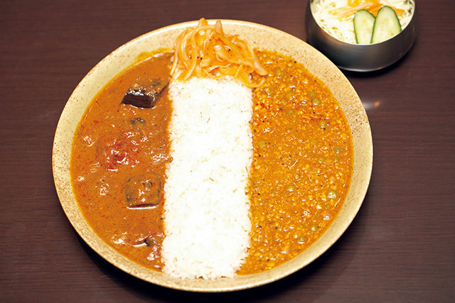 けらら～カレー王国～（新宿）　ダブルセット 900円～　2種類のカレーを組み合わせて楽しめるお得なひと皿。付け合せのアチャールとサラダ付き。