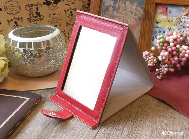 ミラーは角度を調節し、立てて使うことも出来る。