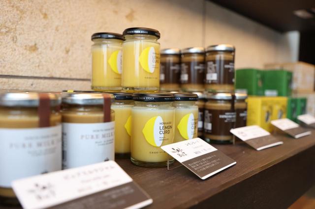 美味しそうなジャムやオリジナルの食材も販売している