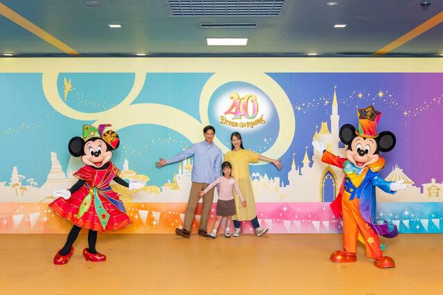 40 周年の衣装を身にまとった ディズニーの仲間たちと記念撮影 ｜東京ディズニーリゾート40周年“ドリームゴーラウンド”