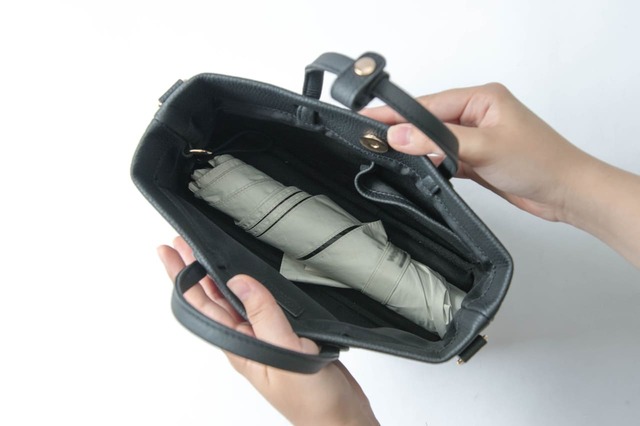 【しまむら「本革仕立ての大人向けレザーバッグ」】23cmサイズの折りたたみ傘が収納可能