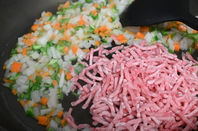 【ナマステキーマカレー】野菜を炒め、しんなりしてきたらひき肉を加える