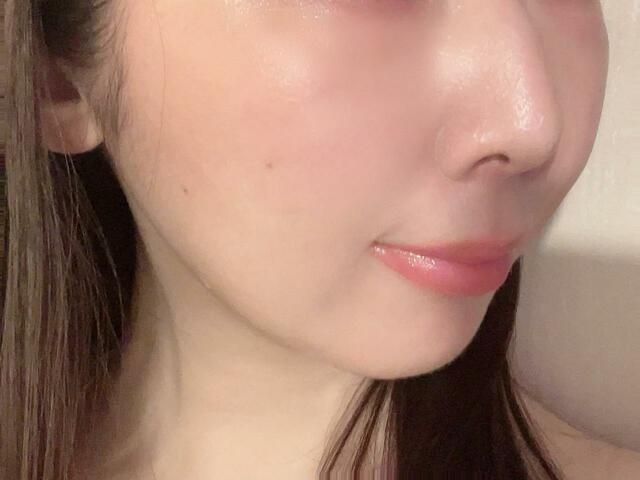 【KAHI PREMIUM BOOK vol.マルチバーム】塗る前の頬はこんな感じ