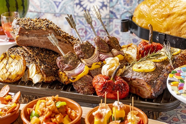 （左）牛ブリスケットの柔らかスモークロースト 黒胡椒風味（中）タパススタイル スパニッシュビーフバーベキュー ロメスコソース（右）スペイン産純粋デュロック豚のロースト アーモンドピカーダソース