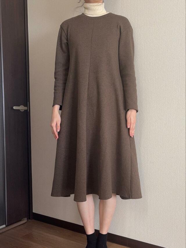 【ユニクロ ブラッシュドジャージーワンピース】タートルネックと合わせてもOK。上半身がゴワゴワすることなく、より暖かく過ごせます!