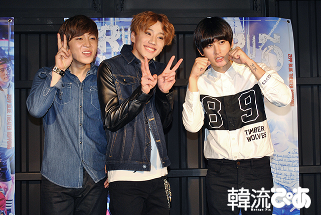 ひとりだけファイティングポーズのジェヒョ(Block B) / 『RUN TO YOU～Street Life～』会見