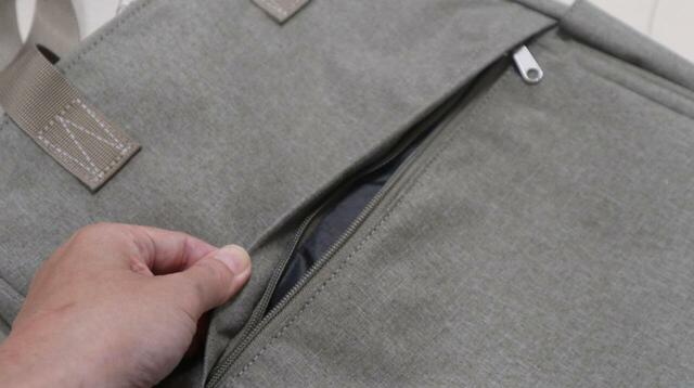 【ワークマン たためて自立する撥水トートリュック】前ポケットにはフラップがあり、雨が降っても中身が濡れにくい嬉しい設計♪