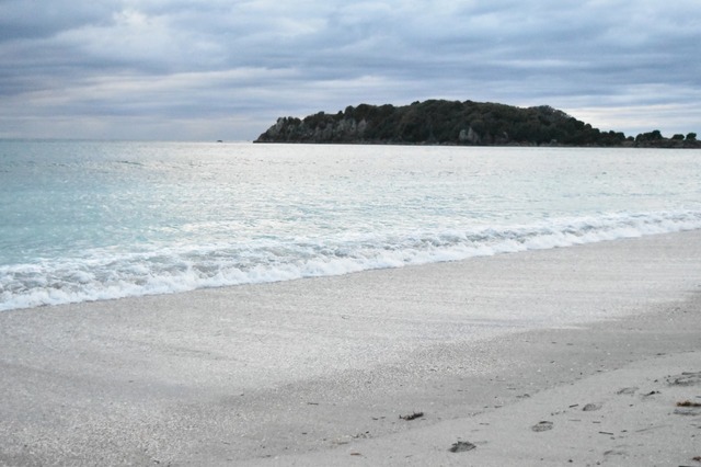 白い砂と青い海が美しいビーチ