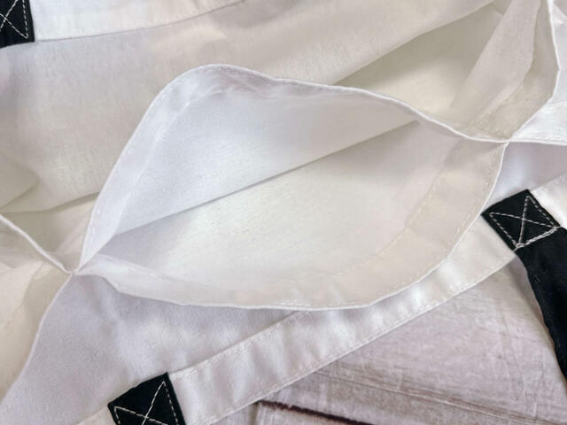 中央のスペースは底が浅い作りでポケットのように使えます