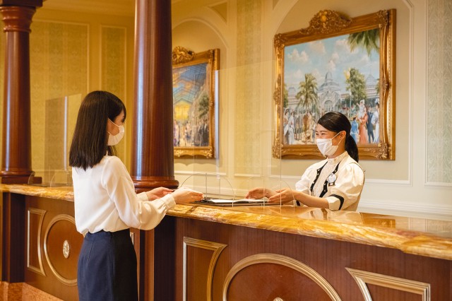 フロントカウンターでの接客のイメージ