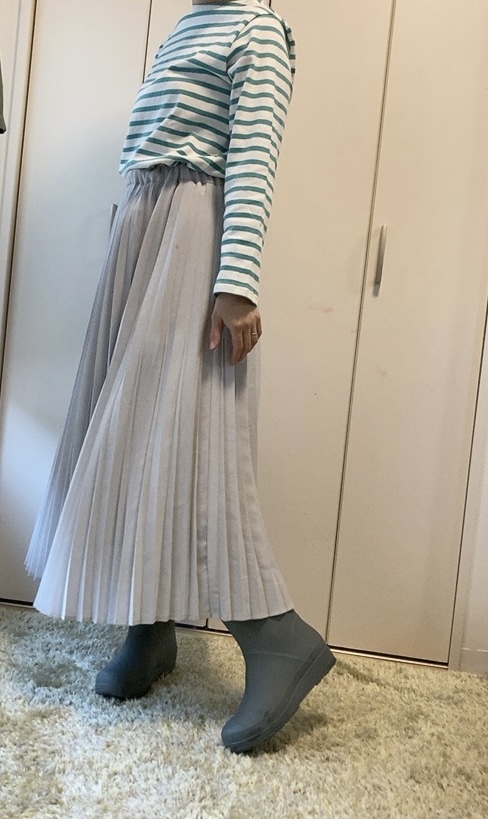 【ワークマン サファリライトレインシューズ】グレーのプリーツスカートと合わせて