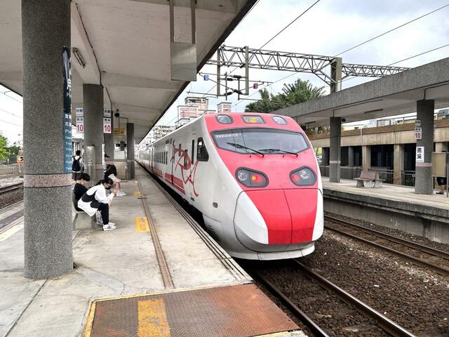 【台湾食べ歩きの旅 #5 】普悠瑪（プユマ）号は自強号の一種で、特に東海岸でよく見かける