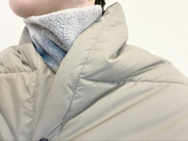 【無印良品 吸湿発熱中わた表面撥水パッカブルケープ】首元あたりまで覆われるので効率的に体をあたためられます♪