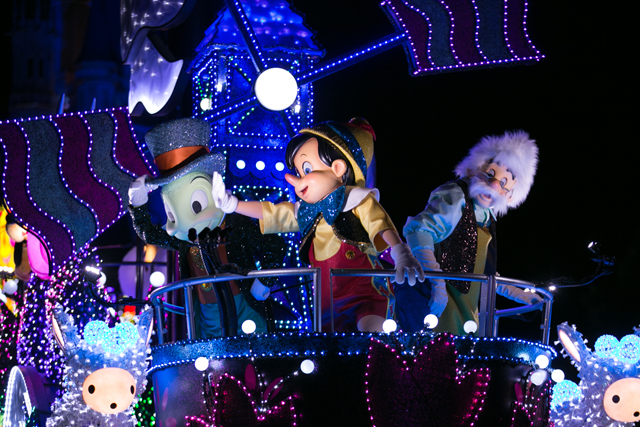 ザ・ムーン（2）｜新「東京ディズニーランド・エレクトリカルパレード・ドリームライツ」（2015年7月リニューアル）撮影 / YOSHI 