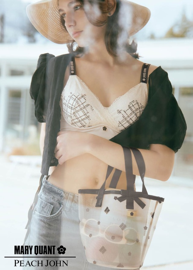 【MARY QUANT×PEACH JOHN】「デイジーシアーミニトート」／夏らしく透け感のある生地にフロッキープリントのデイジーモチーフをデザイン