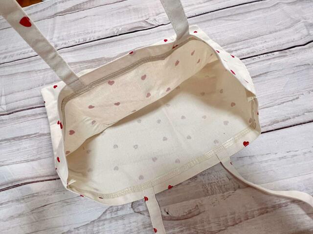 内側のポケットなどはないシンプルな作り