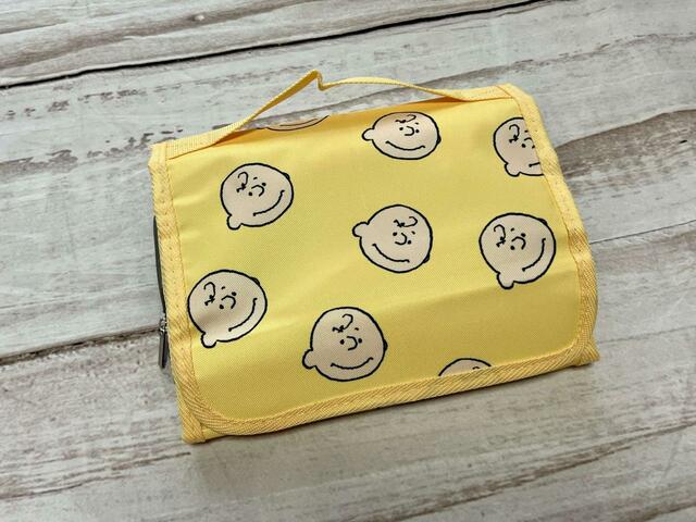 折り畳んで使うタイプのトラベルポーチ♪【sweet（スウィート）2023年11月号増刊付録：PEANUTS（ピーナッツ）チャーリー・ブラウンの三つ折りポーチ】