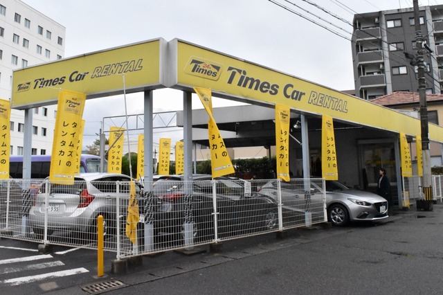駅の近くにはレンタカー屋がある
