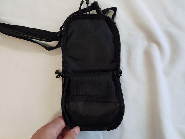 前面ポケットにはメッシュポケットつき