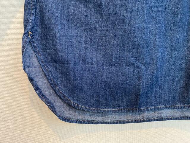 【無印良品 洗いざらし デニム長袖シャツワンピース】裾はスリットが入っていて足捌きもラクラクです