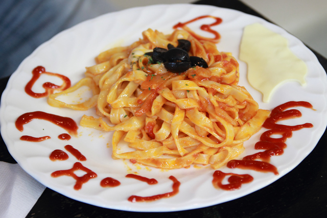 密着感＆光沢感満載の「競泳水着カフェ」のコスプレ美女たち