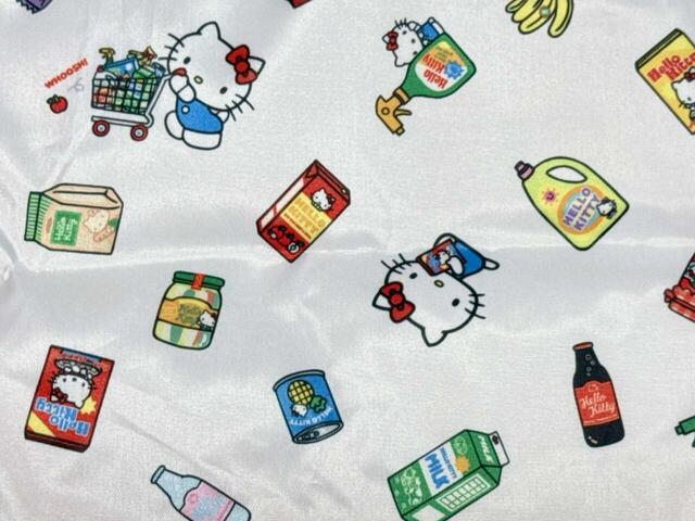 スーパーでショッピングを楽しむハローキティの総柄が、とにかくかわいすぎるデザイン!