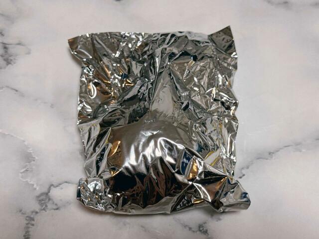 シルバーの袋に入っており、開けるまで焦らされている感…！