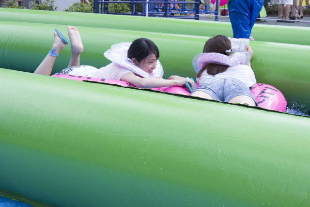 スライドザシティーに参加した水着美女たち