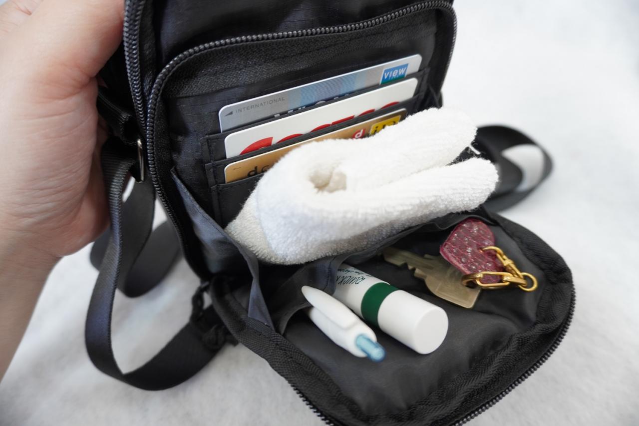 本屋さんで買えるシンプルおしゃれ「撥水ミニショルダー」機能的で