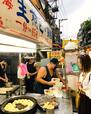 【台湾6泊7日食べ歩きの旅①台北編】臨江街夜市と基隆路の交差点そばにある人気の生煎包（焼きまんじゅう）店。早い時間からオープンし、行列ができている