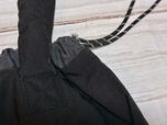 素材はナイロン。マットな質感の生地