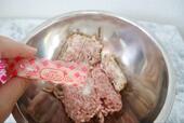 【ゼラチン ハンバーグ】ひき肉と塩こしょう、ゼラチンを混ぜ合わせます